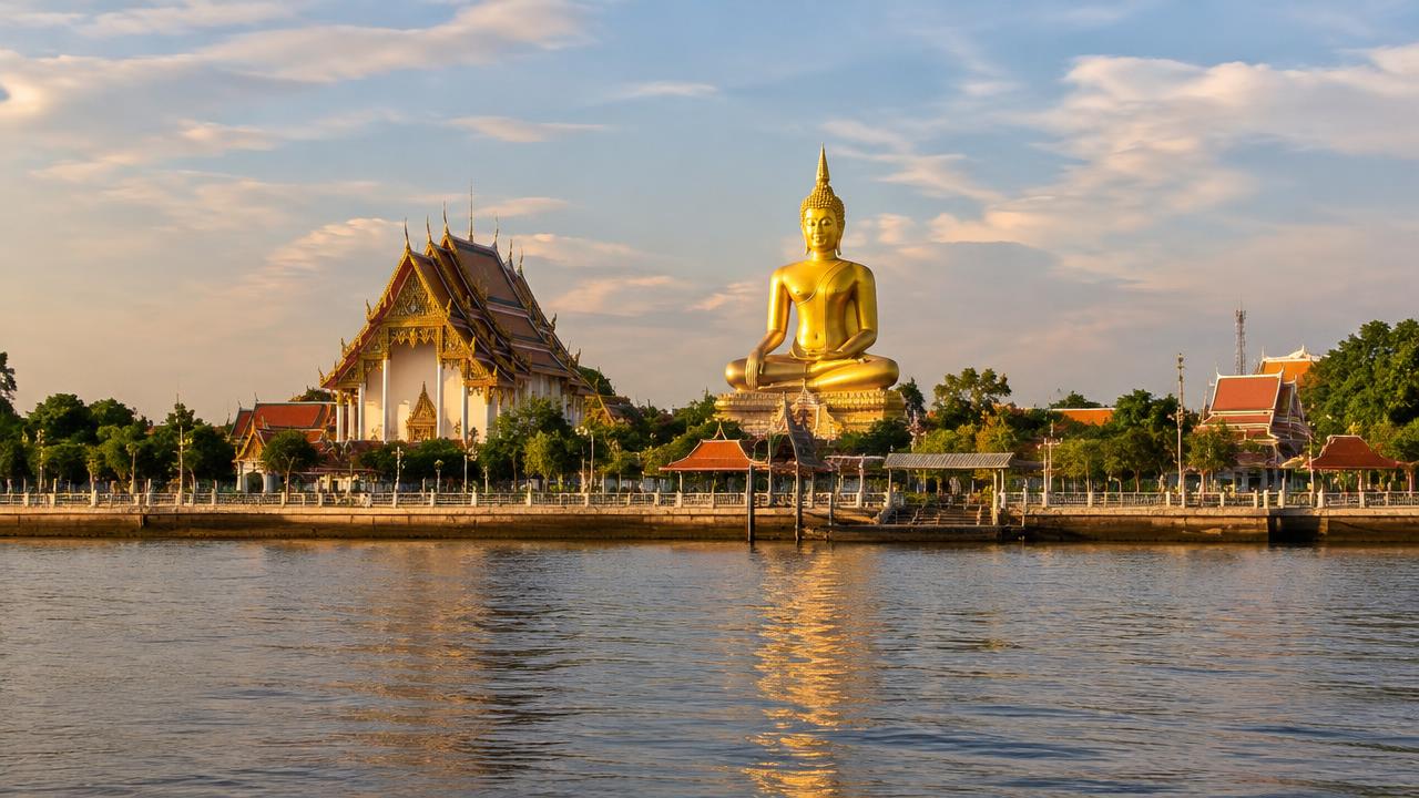 วัดริมแม่น้ำบางปะกงในฉะเชิงเทรา มีพระพุทธรูปองค์ใหญ่สีทองมองเห็นจากฝั่งตรงข้าม