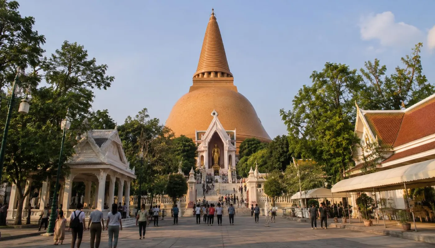 องค์เจดีย์ทรงระฆังสีส้มขนาดใหญ่ มีผู้คนเดินในลานวัด