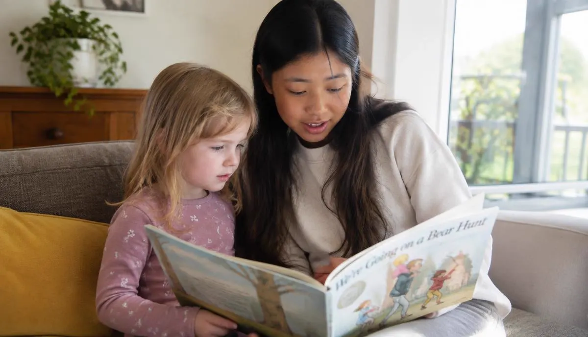 Au Pair ชาวไทยอ่านนิทานให้เด็กในครอบครัวอุปถัมภ์ฟัง